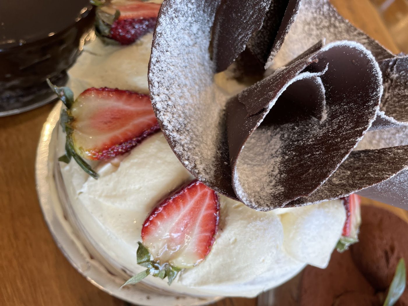 Cream cake with strawberries